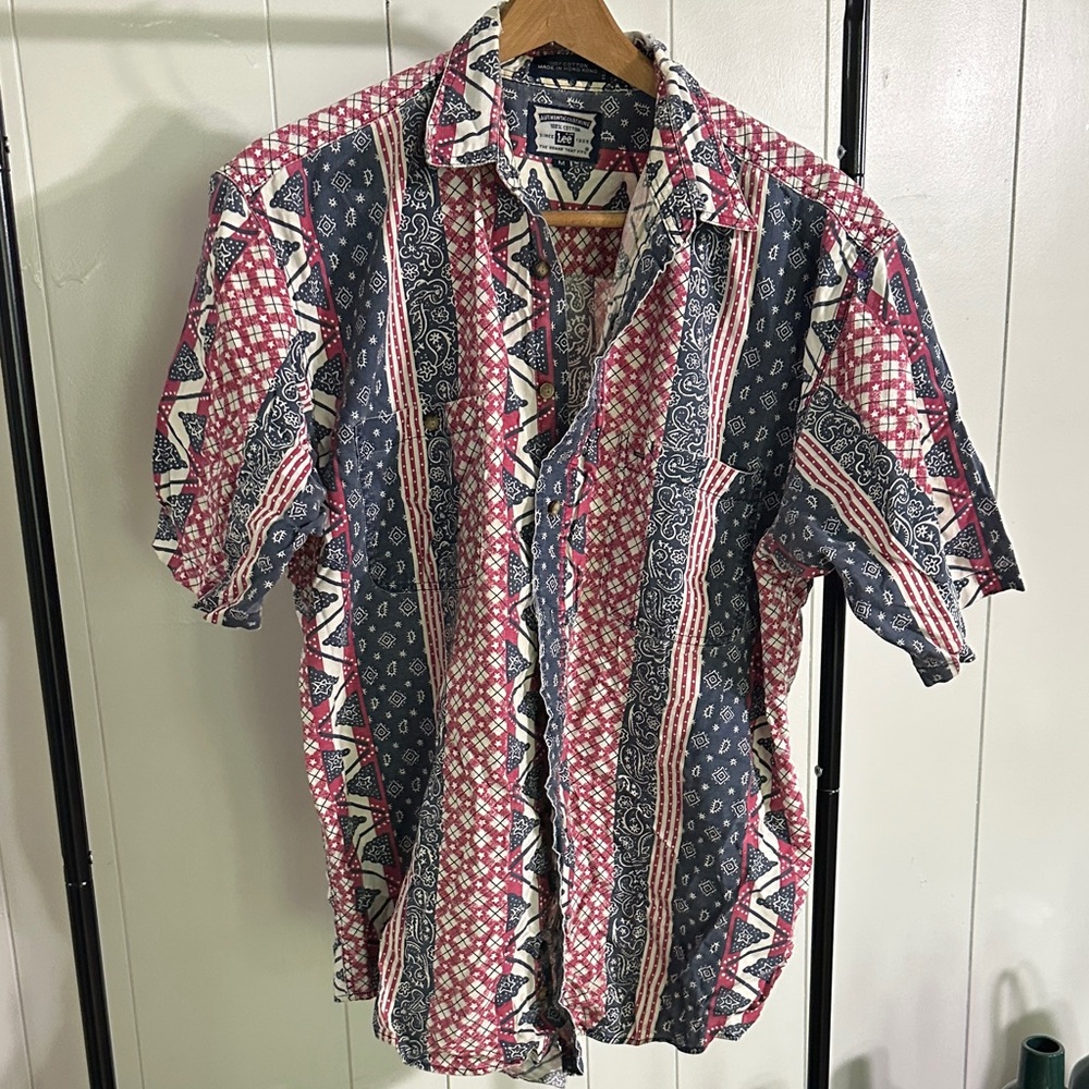 Lee Short-Sleeve Button-Down Shirt in Red, Navy & White Bandana Stripe